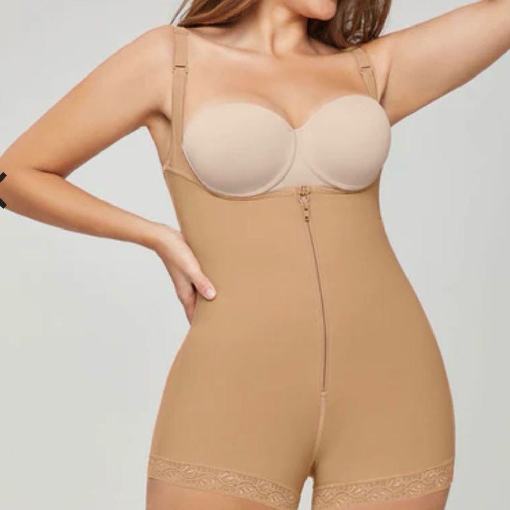 Leonisa Shapewear with strong waist compression and lift buttocks. Size:Medium